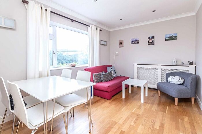 1 Bedroom Flat To Rent In Collingwood Close, Twickenham, TW2