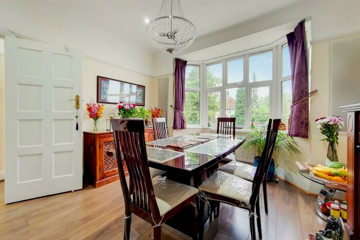 4 Bedroom Semi-Detached House To Rent In Moorcroft Way, Pinner, HA5