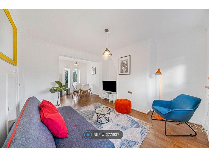 2 Bedroom Semi Detached House To Rent In Yewdale Close, Bromley, BR1