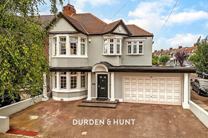 5 Bedroom End Of Terrace House For Sale In Glenwood Gardens, Ilford, IG2