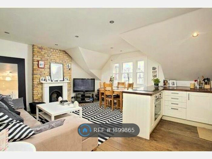 2 Bedroom Flat To Rent In Lancaster Park, Richmond, TW10