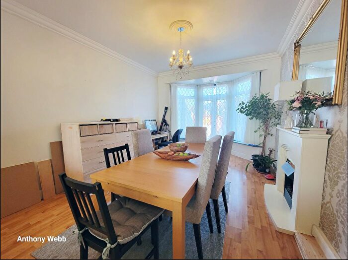 3 Bedroom End Of Terrace House For Sale In Connaught Gardens, Palmers Green, N13