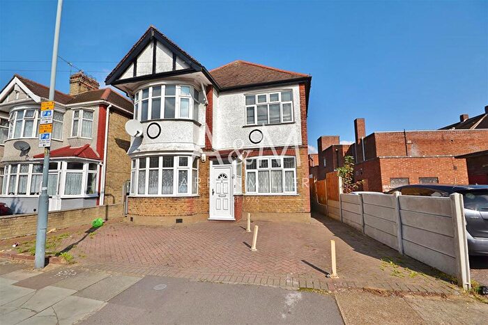 2 Bedroom Maisonette To Rent In Sydney Road, Barkingside, IG6