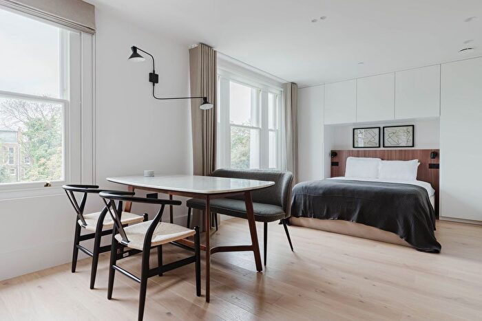Studio To Rent In Holland Park, London, W14