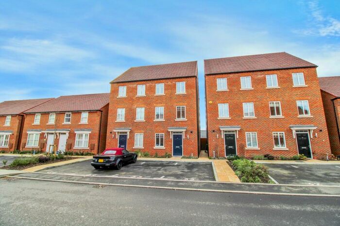 4 Bedroom Semi-Detached House To Rent In Hoadley End, Castle Hill, Ebbsfleet Valley, Swanscombe, DA10