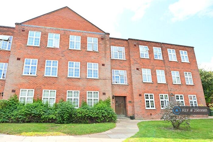 3 Bedroom Flat To Rent In Grange Court, St Albans, AL3
