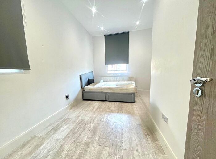 Studio To Rent In High Road, Willesden Green, NW10