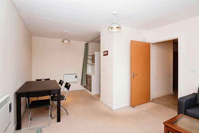 2 Bedroom Flat To Rent In Bishops Corner, Hulme, M15