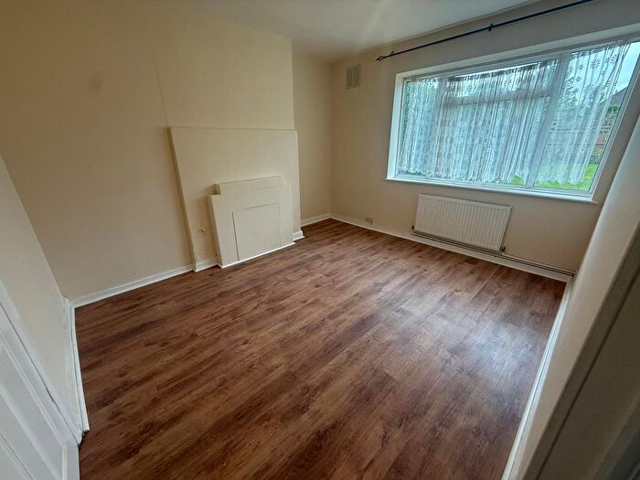 4 Bedroom Semi-detached House To Rent In Birchway, Hayes, UB3