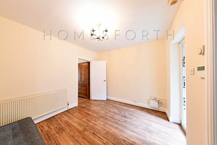 1 Bedroom Flat To Rent In Annex, Hooking Green, Harrow, HA2