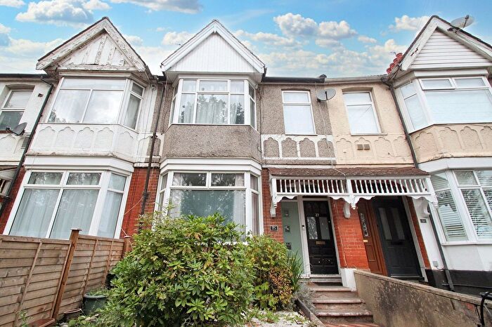 3 Bedroom Flat To Rent In Crescent Road, London, E18