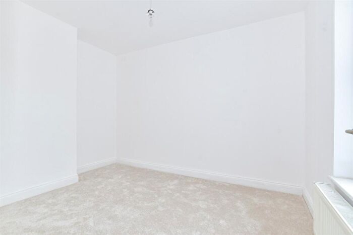 3 Bedroom End Of Terrace House For Sale In Beaconsfield Road, Maidstone, Kent, ME15