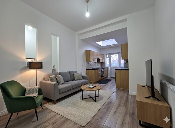 3 Bedroom Flat To Rent In Mitcham Lane, SW16