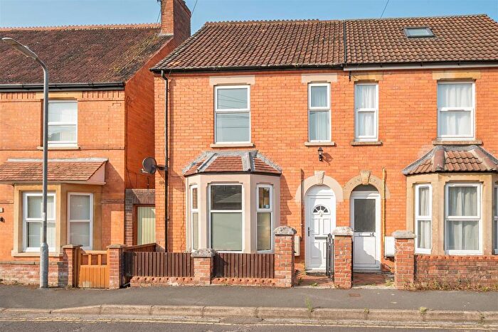 3 Bedroom Semi-Detached House For Sale In Hendford Grove, Yeovil, BA20