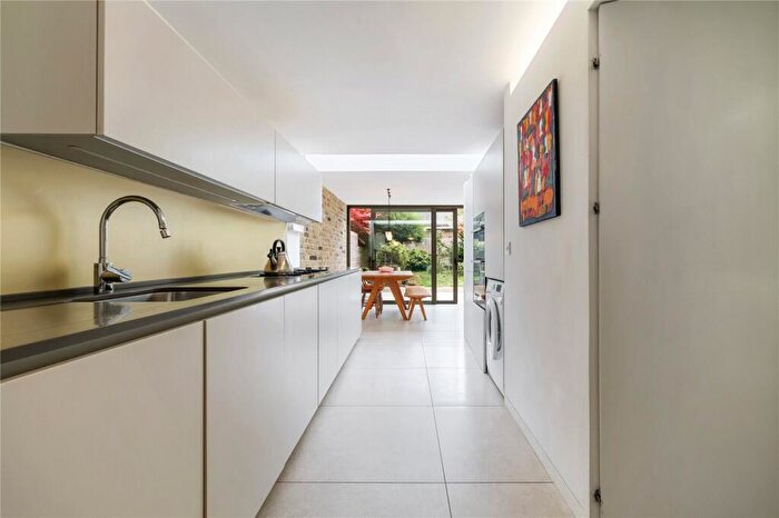 2 Bedroom House For Sale In Lawford Road, London, N1