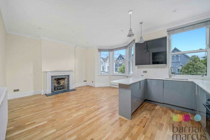 3 Bedroom Apartment To Rent In Parkhurst Road, London, N11