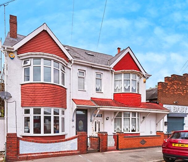 4 Bedroom Semi-detached House For Sale In Holden Road, Wednesbury, WS10