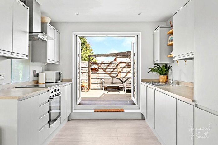 2 Bedroom Flat For Sale In High Street, Epping, CM16