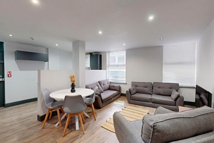 7 Bedroom Apartment To Rent In Flat, Hoods Hideout, - Houndsgate, NG1