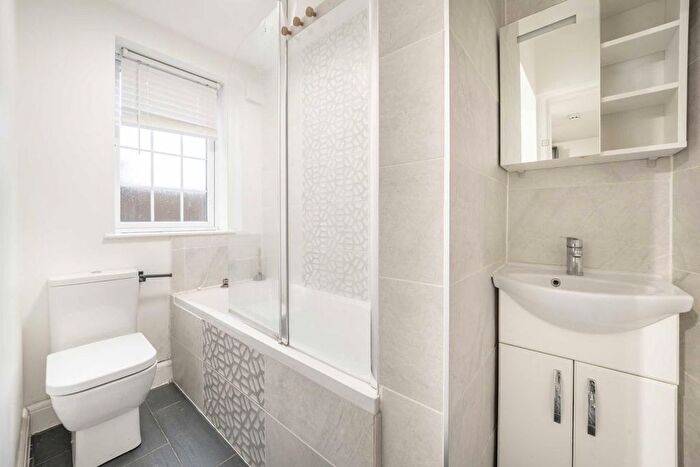 3 Bedroom Flat To Rent In Saxon Drive, London, W3