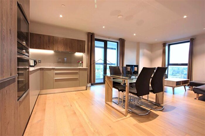 2 Bedroom Flat For Sale In Battersea Park Road, London, SW8