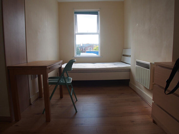 Studio To Rent In Hedge Lane, N13