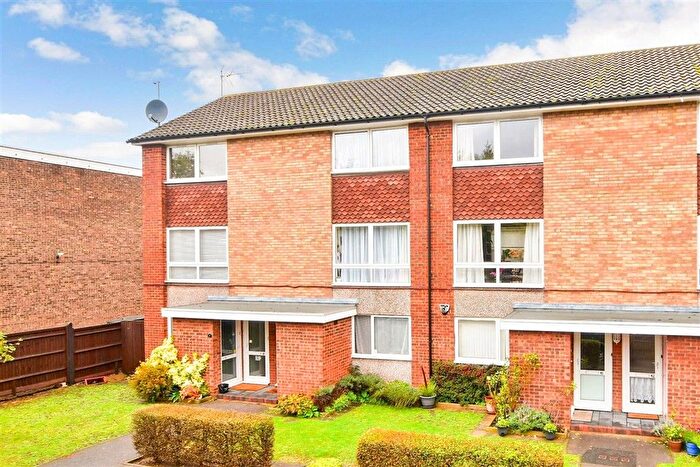 2 Bedroom Flat For Sale In Upton Dene, Sutton, Surrey, SM2