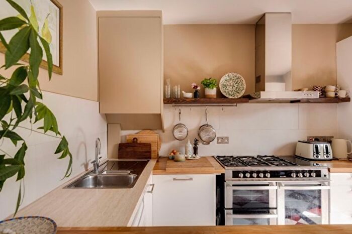 3 Bedroom Flat For Sale In Cotham Road, Cotham, Bristol, BS6