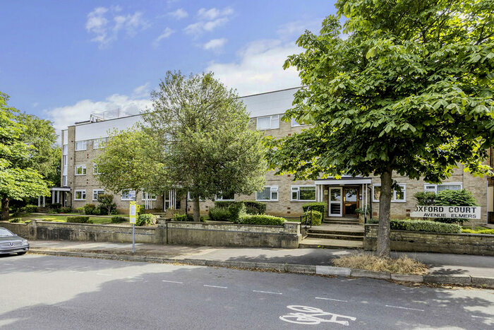 2 Bedroom Flat To Rent In Avenue Elmers, Surbiton, KT6