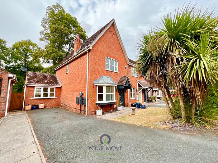 4 Bedroom End Of Terrace House For Sale In Mallow Drive, Bromsgrove, Worcestershire, B61