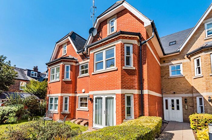 3 Bedroom Flat To Rent In Chestnut House, York Road, GU1