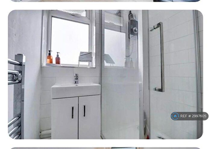 2 Bedroom Flat To Rent In Tinshill Mount, Leeds, LS16