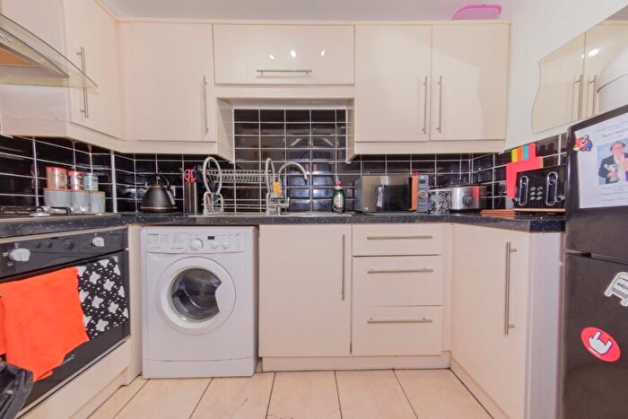 2 Bedroom Flat For Sale In Busely Court, Morley, Leeds, LS27