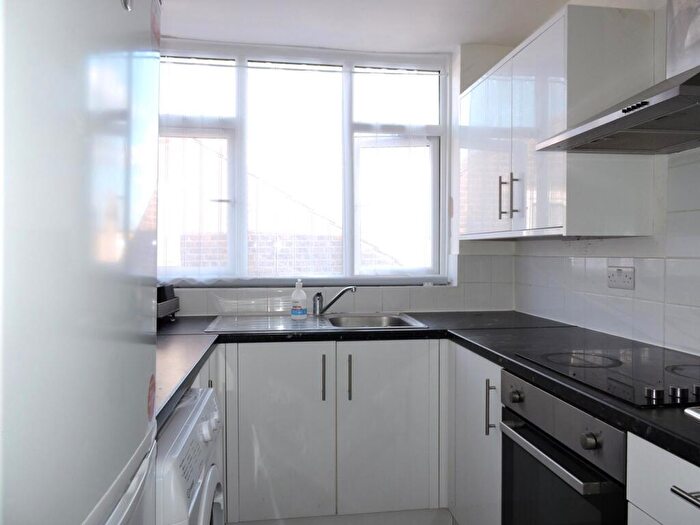 2 Bedroom Flat For Sale In Putney Road, Enfield, Middlesex, EN3