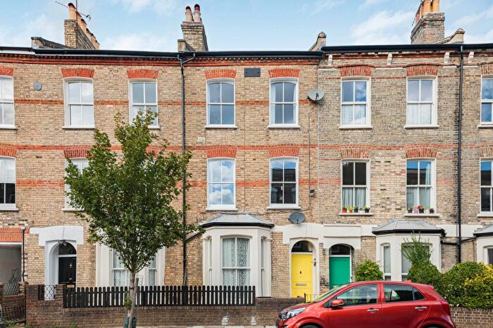 3 Bedroom Flat For Sale In Moray Road, London, N4
