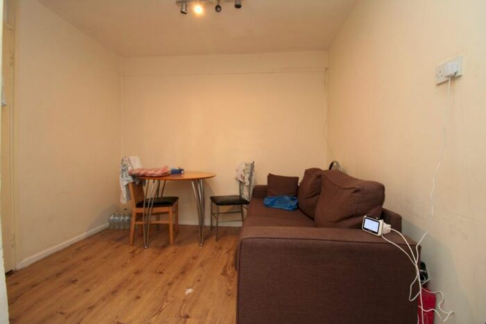 4 Bedroom Flat To Rent In Summit Court, Shoot Up Hill, Kilburn, NW2