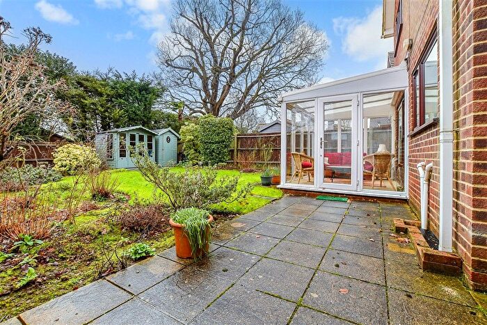 4 Bedroom Link Detached House For Sale In Beacon Walk, Tenterden, Kent, TN30