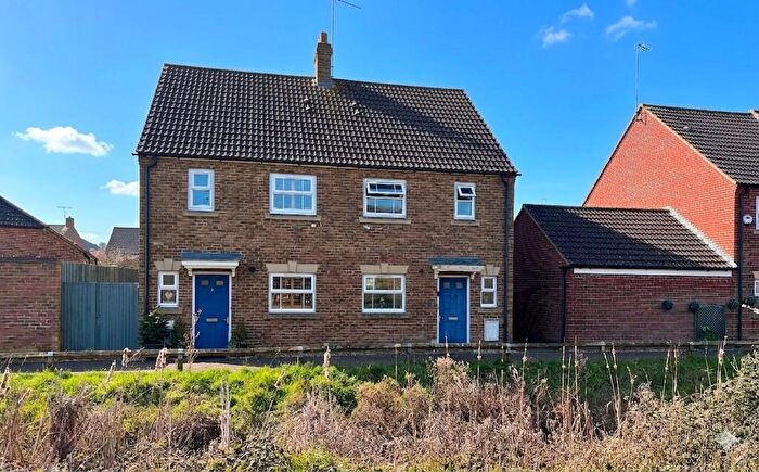 3 Bedroom Semi Detached House To Rent In Milford Place, Fairford Leys, Aylesbury, HP19