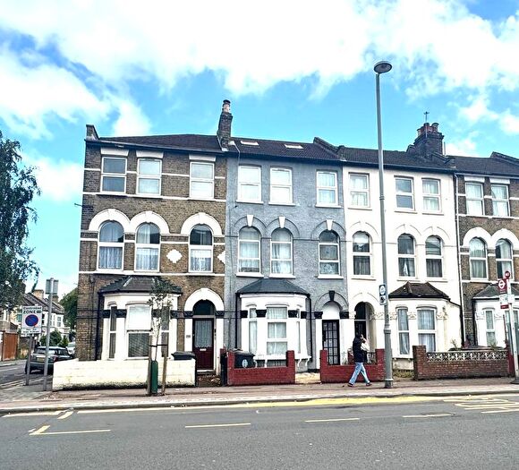 3 Bedroom Flat To Rent In Lea Bridge Road, Leyton, E10
