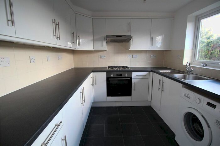 2 Bedroom Flat To Rent In Shurland Avenue, East Barnet, EN4