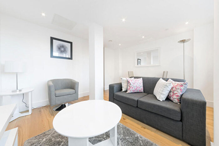 Flat To Rent In Skyline, Slough, SL1