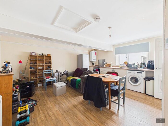 1 Bedroom Flat To Rent In West Exe North, Tiverton, EX16