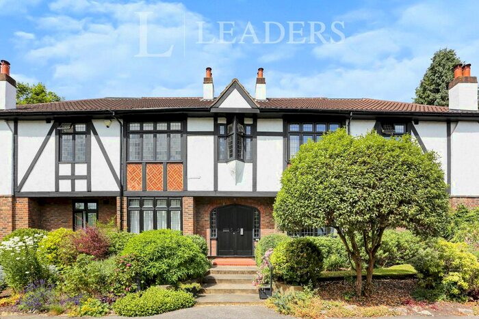 3 Bedroom Flat To Rent In Raleigh Court, The Avenue, BR3