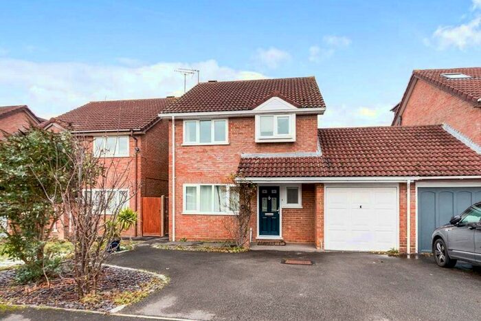 3 Bedroom Detached House To Rent In Highmoors, Chineham, Basingstoke, Hampshire, RG24