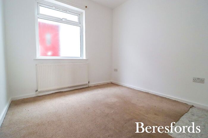 2 Bedroom Detached House For Sale In The Crescent, Upminster, RM14
