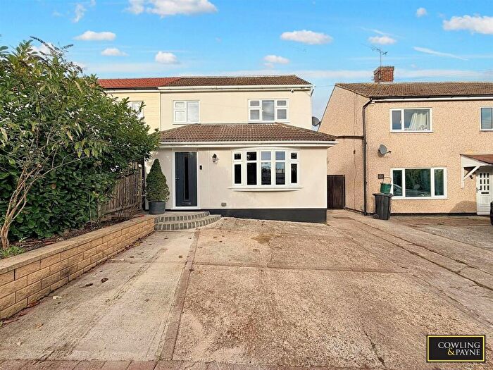4 Bedroom Semi Detached House For Sale In Elder Avenue, Wickford, SS12