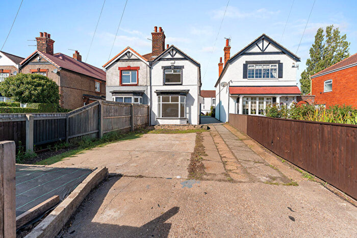 3 Bedroom Semi Detached House For Sale In Yarborough Road, Grimsby, DN34