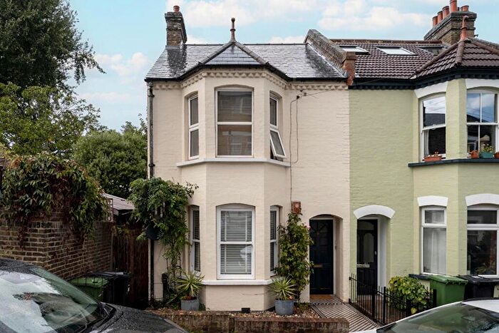 2 Bedroom Apartment For Sale In Woodland Hill, Crystal Palace, London, SE19