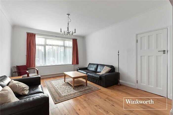 3 Bedroom End Of Terrace House For Sale In Cadogan Gardens, Finchley, London, N3