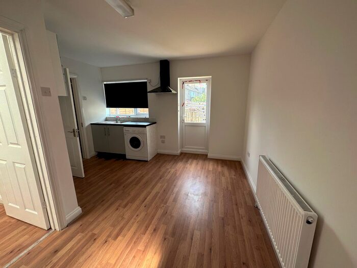 1 Bedroom Terraced House To Rent In Hart Lane, Luton, Bedfordshire, LU2